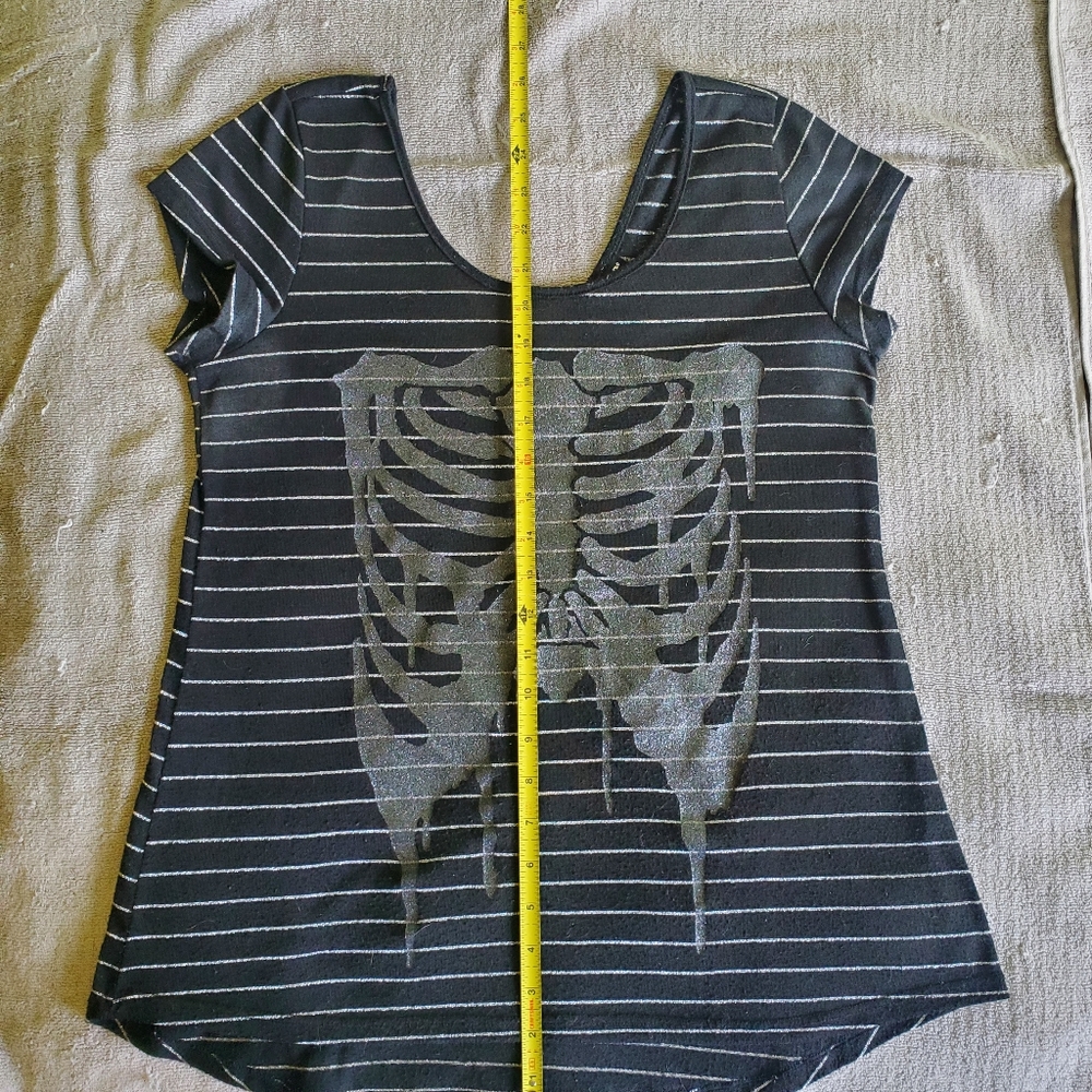 Hot Topic Glitter Rib Cage Tee - Picture 5 of 9